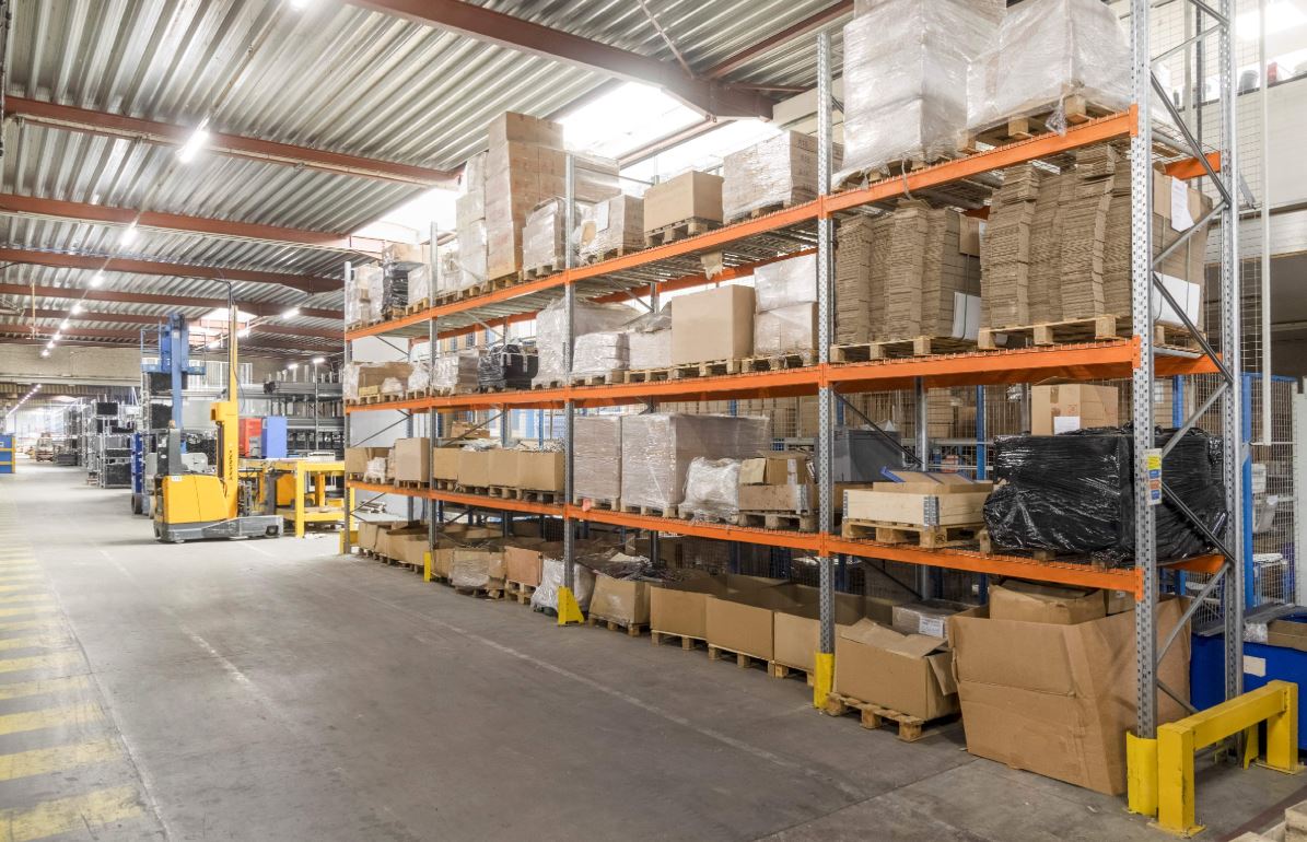 Univers Rayonnage — entrepôt équipé de racks